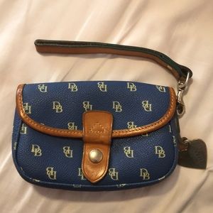 Dooney and Bourke clutch